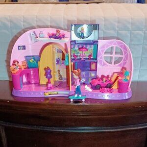 Mattel Polly Pocket Go Tiny Room Playset w/4 mini dolls & 1 medium doll & extras